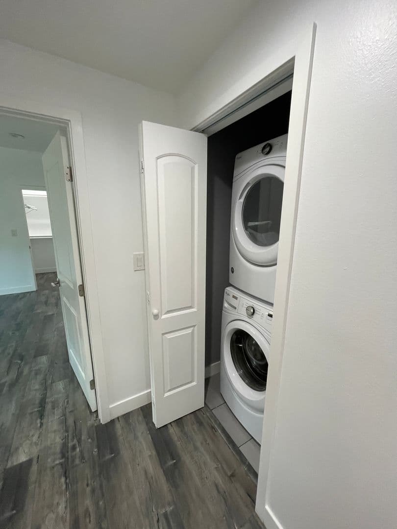 Los Angeles Apartment: 626 W 76th St