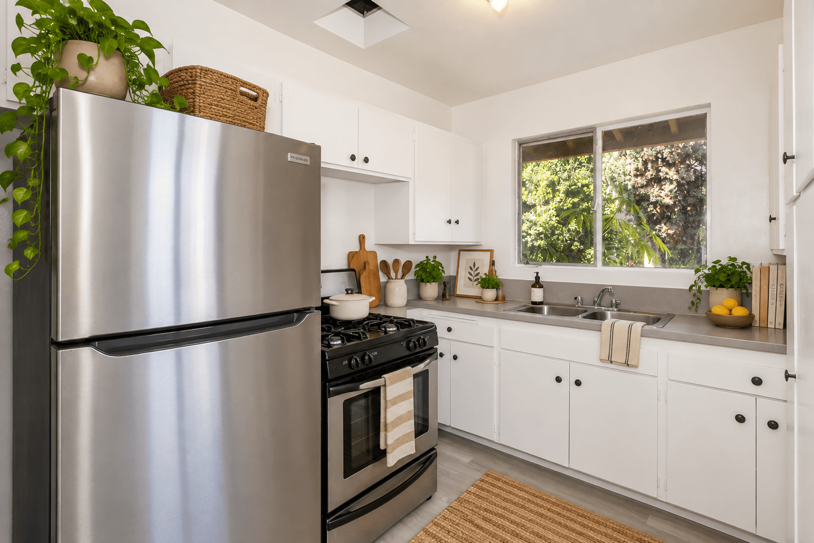 Los Angeles Apartment: 1041 S Wooster St