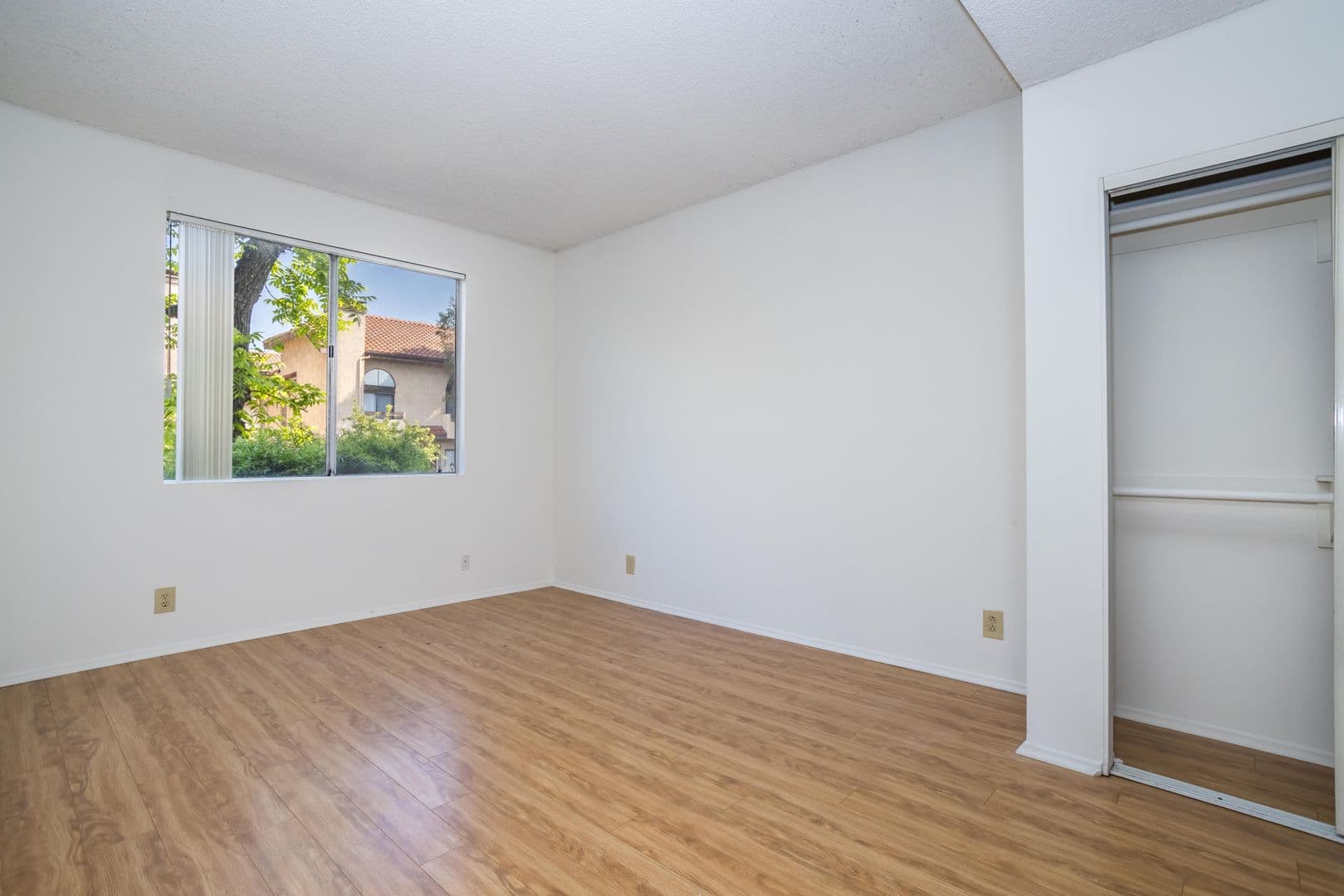 North Hollywood Apartment: 10932 Morrison St