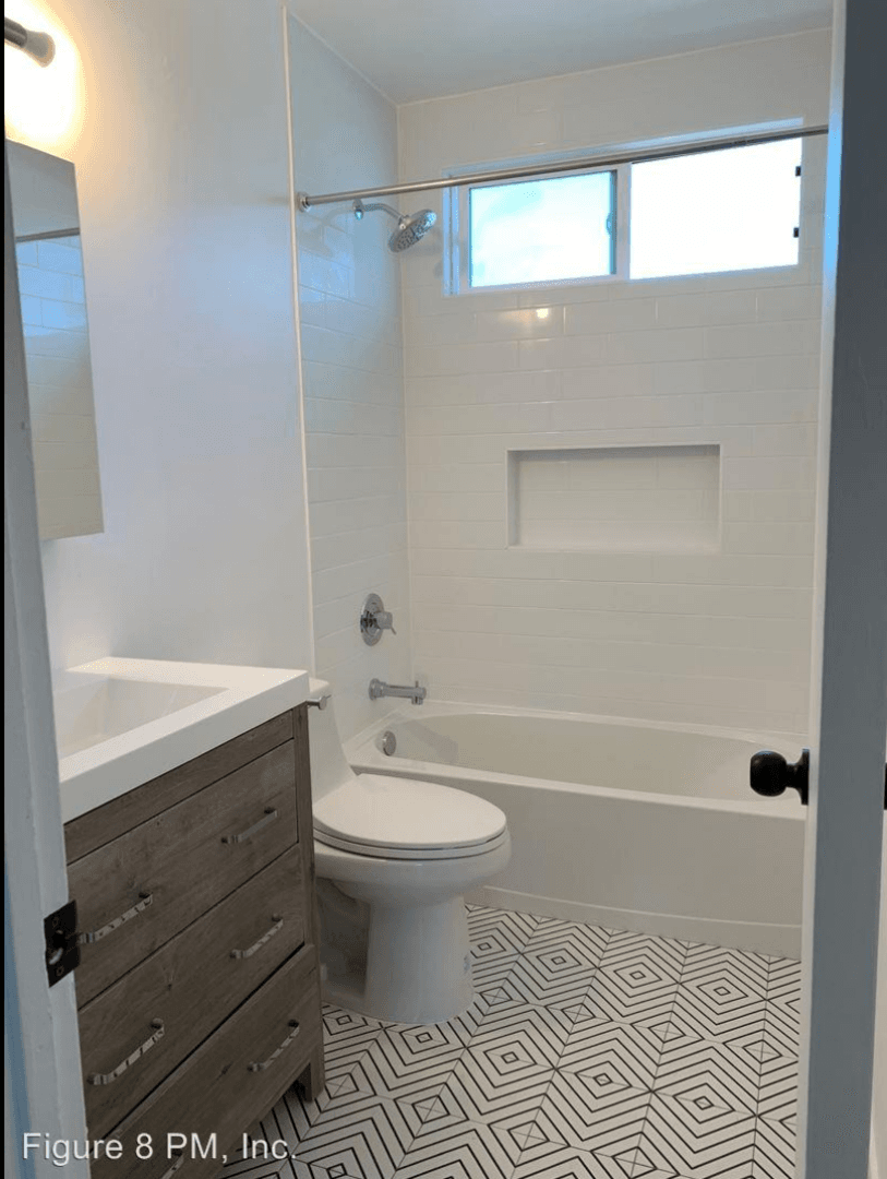 Los Angeles Apartment: 4825 W 18th St
