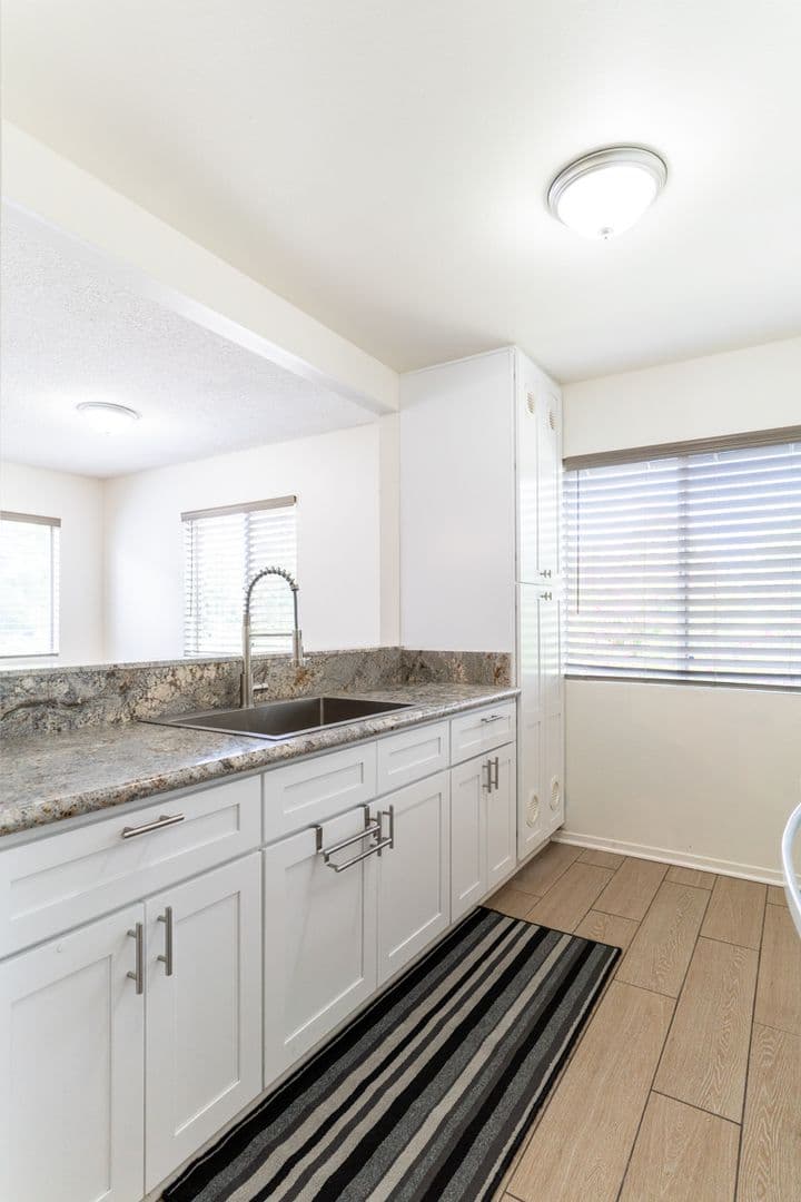 Los Angeles Apartment: 3210 Chapman St