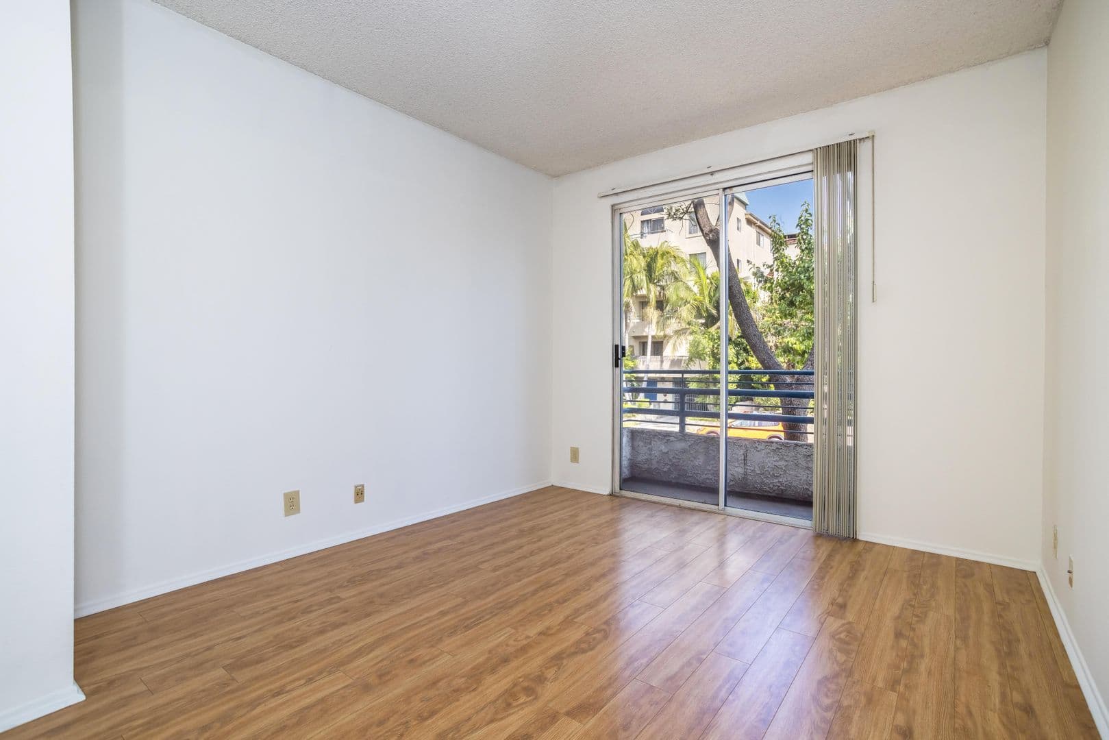 North Hollywood Apartment: 10932 Morrison St