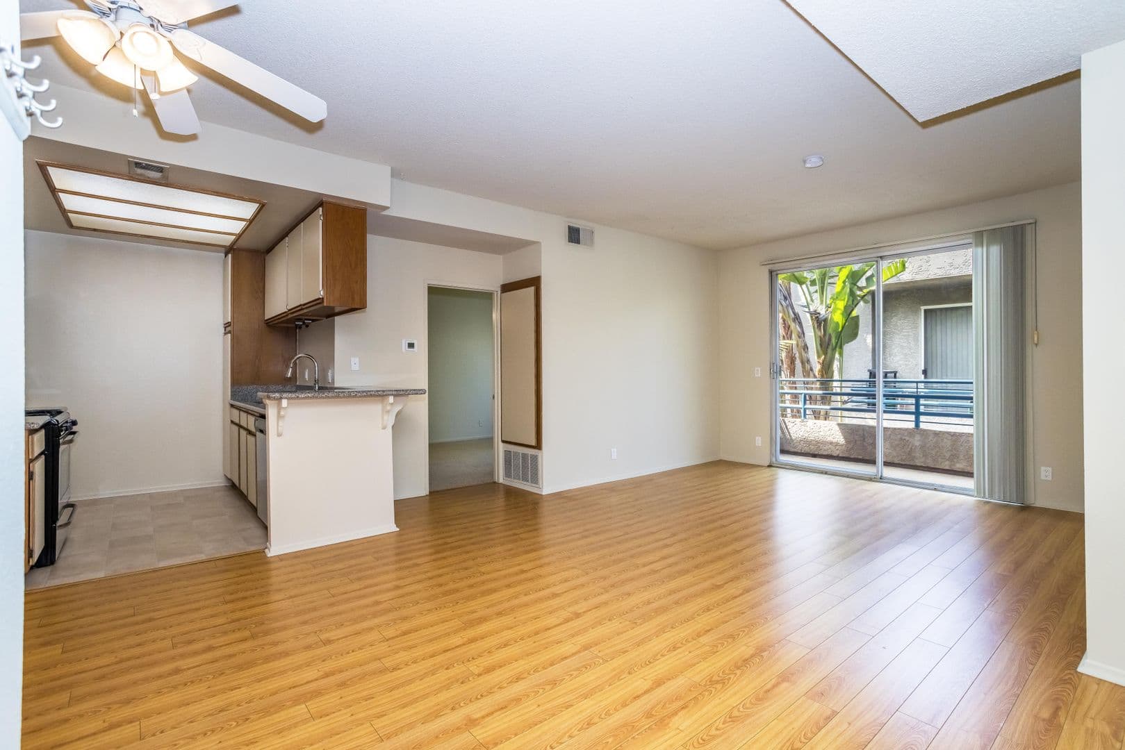 North Hollywood Apartment: 10932 Morrison St