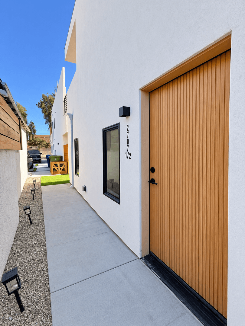 Los Angeles Apartment: 2705 Benedict St
