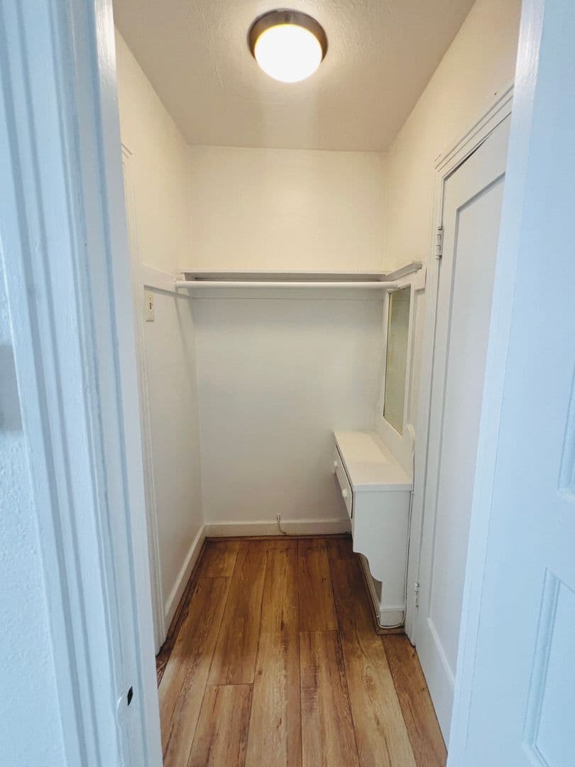 Los Angeles Apartment: 932 S Berendo St