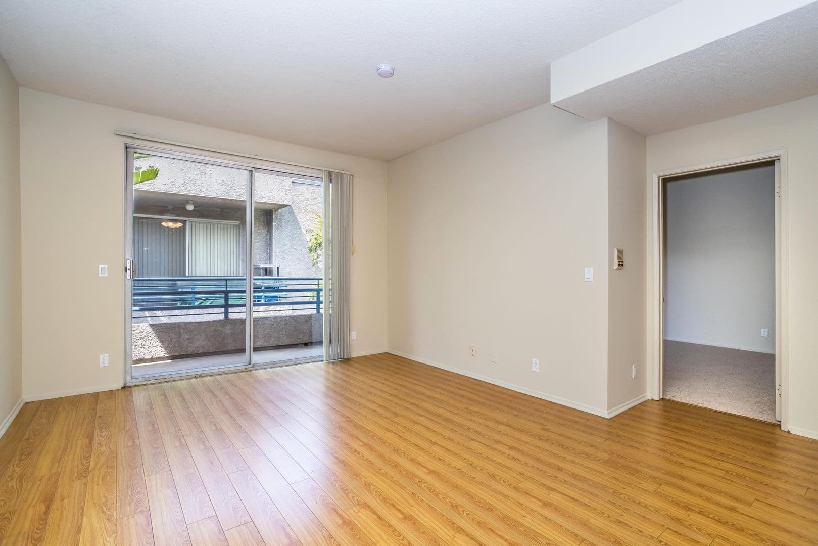 North Hollywood Apartment: 10932 Morrison St