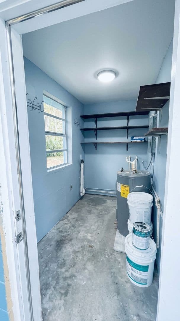 Tampa House: 10110 N Aster Ave