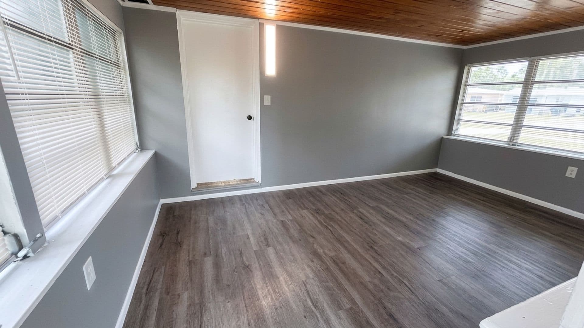 Tampa House: 10110 N Aster Ave