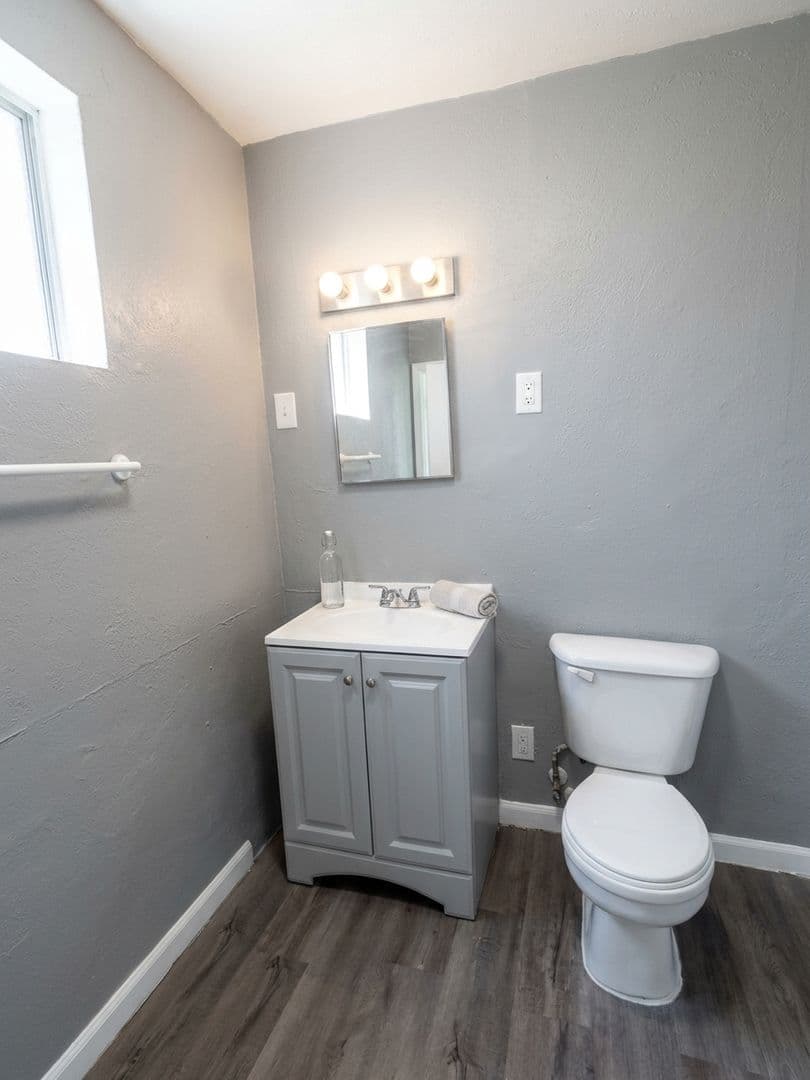 Tampa House: 10110 N Aster Ave