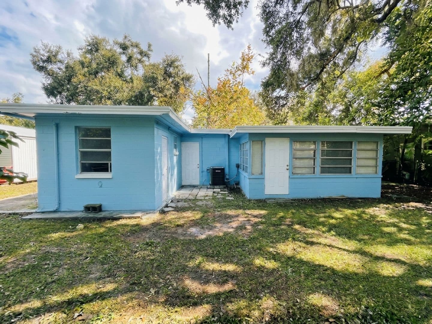 Tampa House: 10110 N Aster Ave