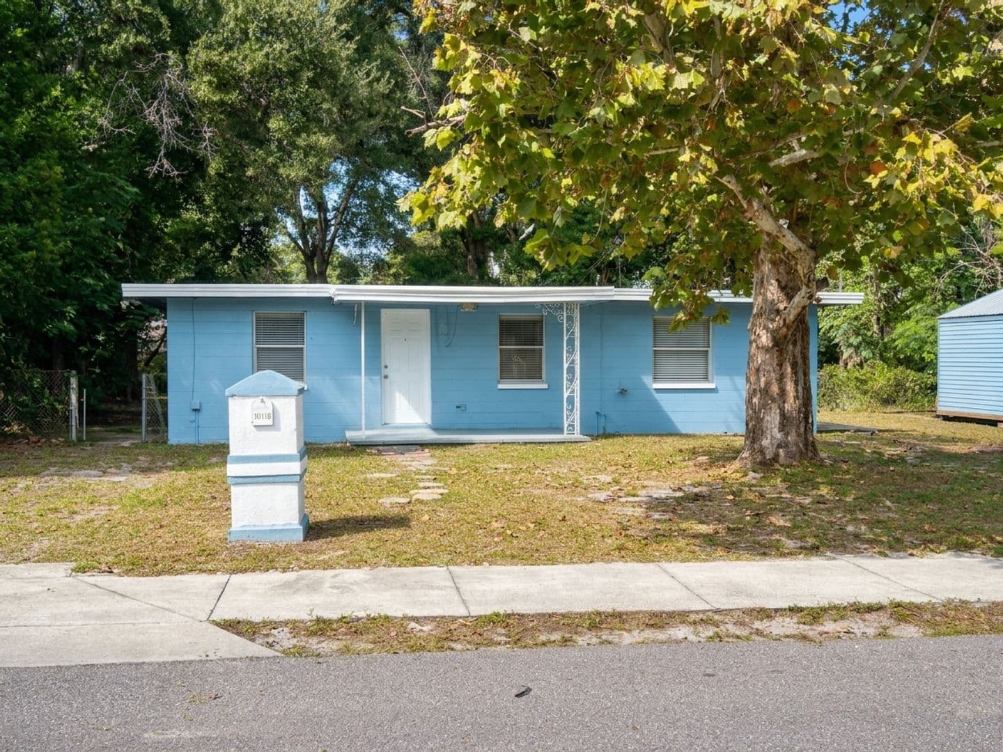 Tampa House: 10110 N Aster Ave