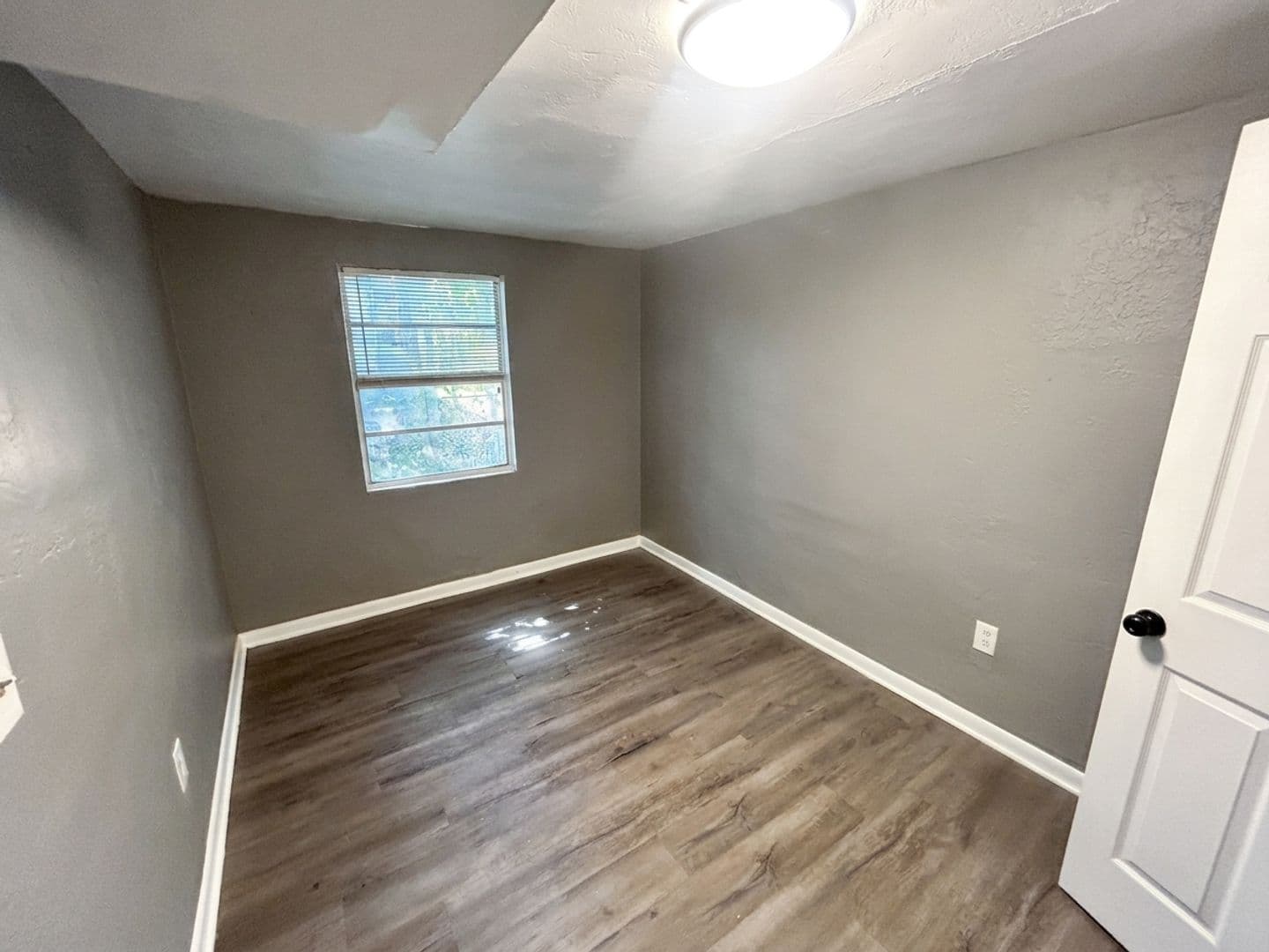 Tampa House: 10110 N Aster Ave