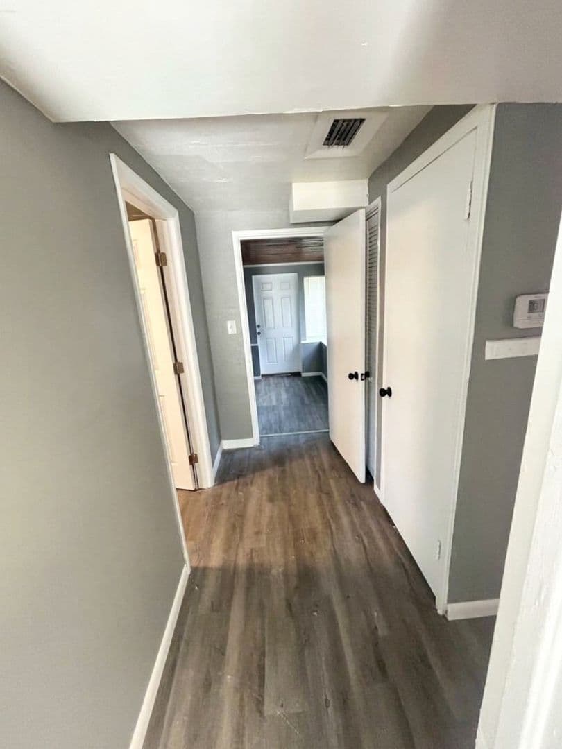 Tampa House: 10110 N Aster Ave