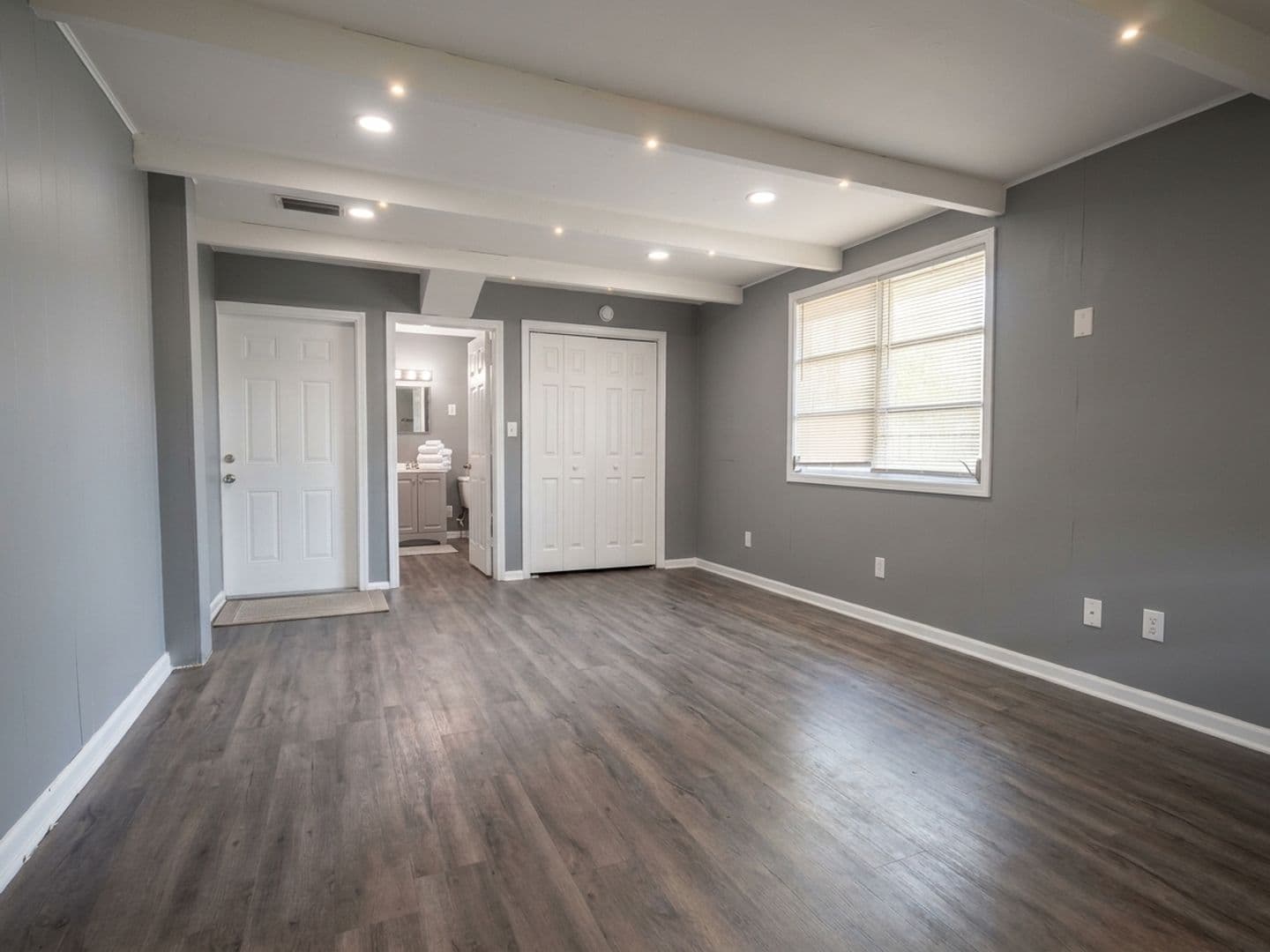 Tampa House: 10110 N Aster Ave