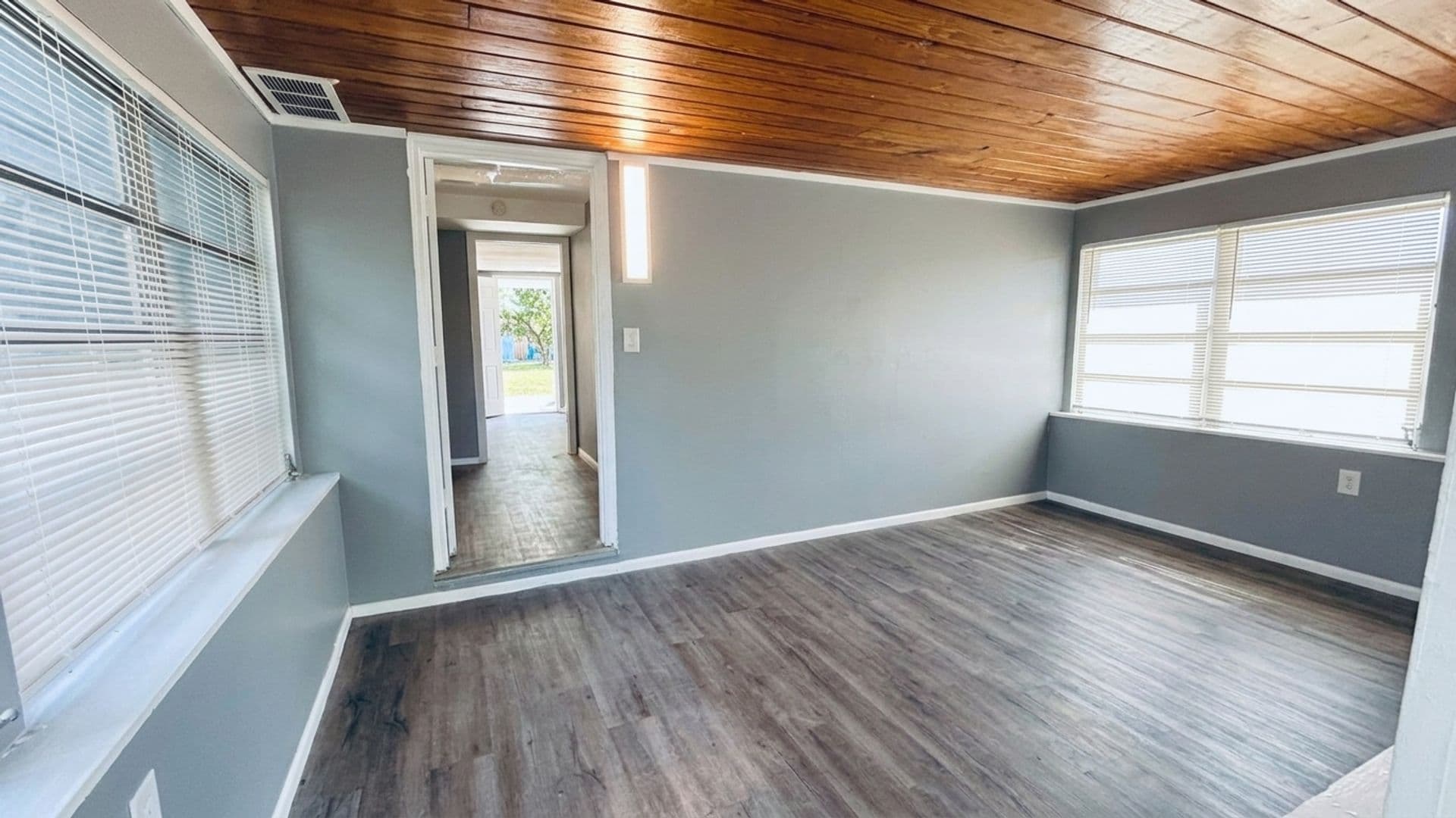 Tampa House: 10110 N Aster Ave