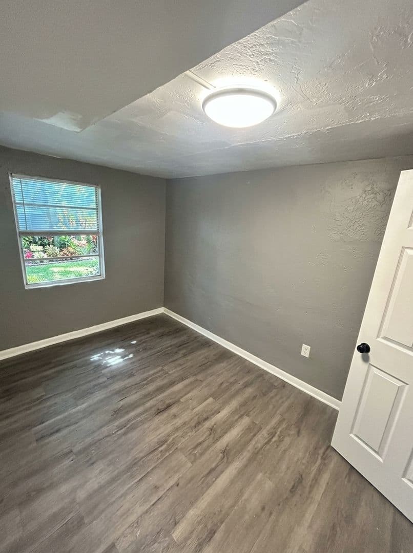 Tampa House: 10110 N Aster Ave