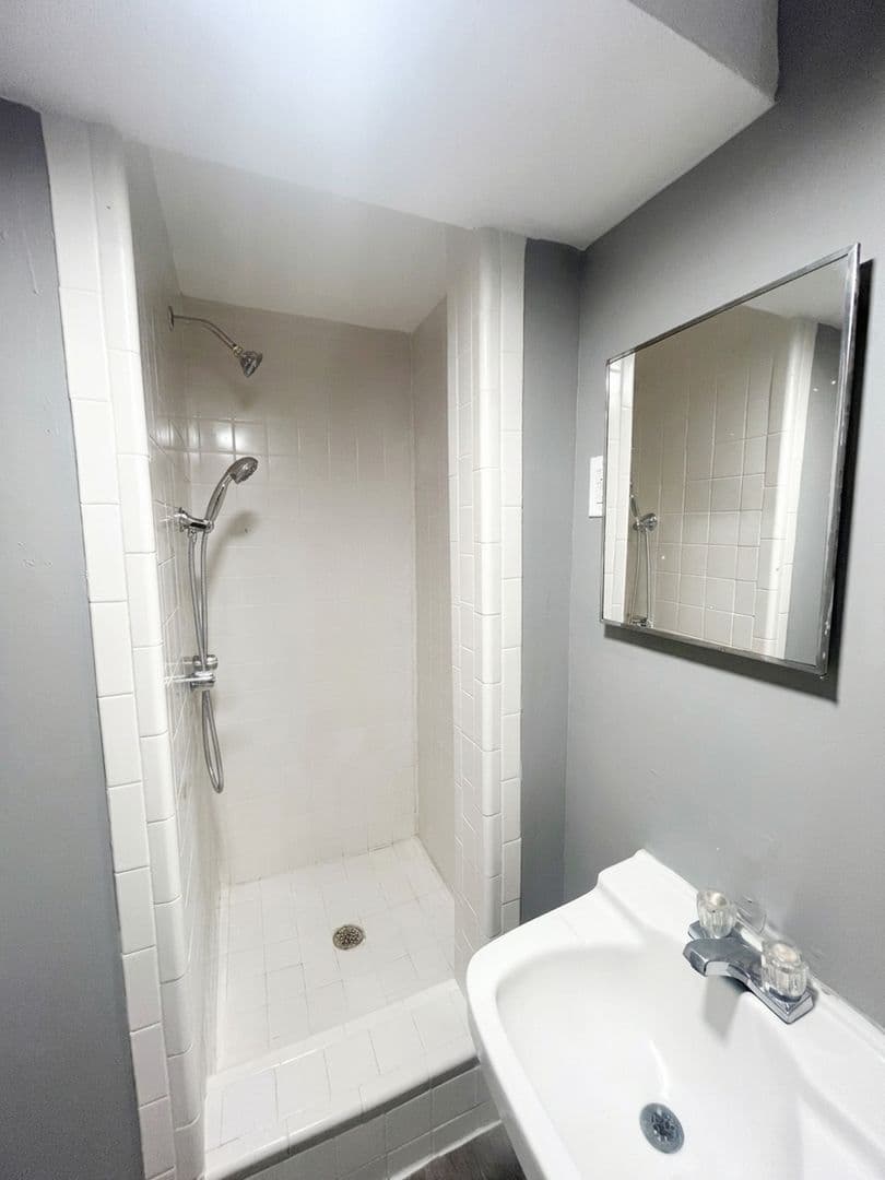 Tampa House: 10110 N Aster Ave