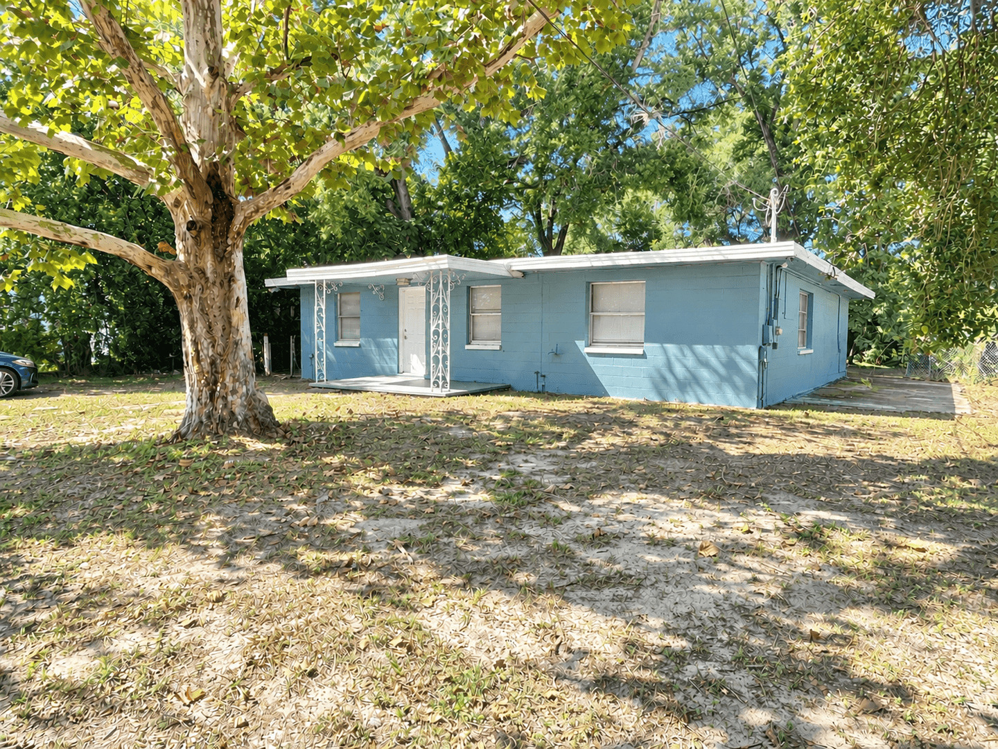 Tampa House: 10110 N Aster Ave