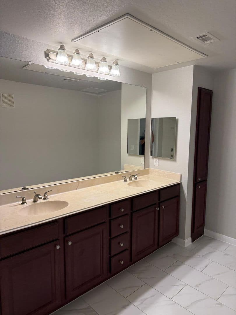 Houston House: 7575 Kirby Drive #2226