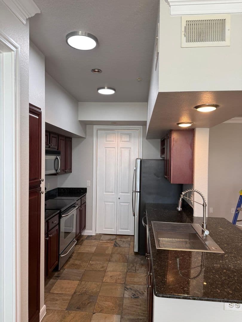Houston House: 7575 Kirby Drive #2226