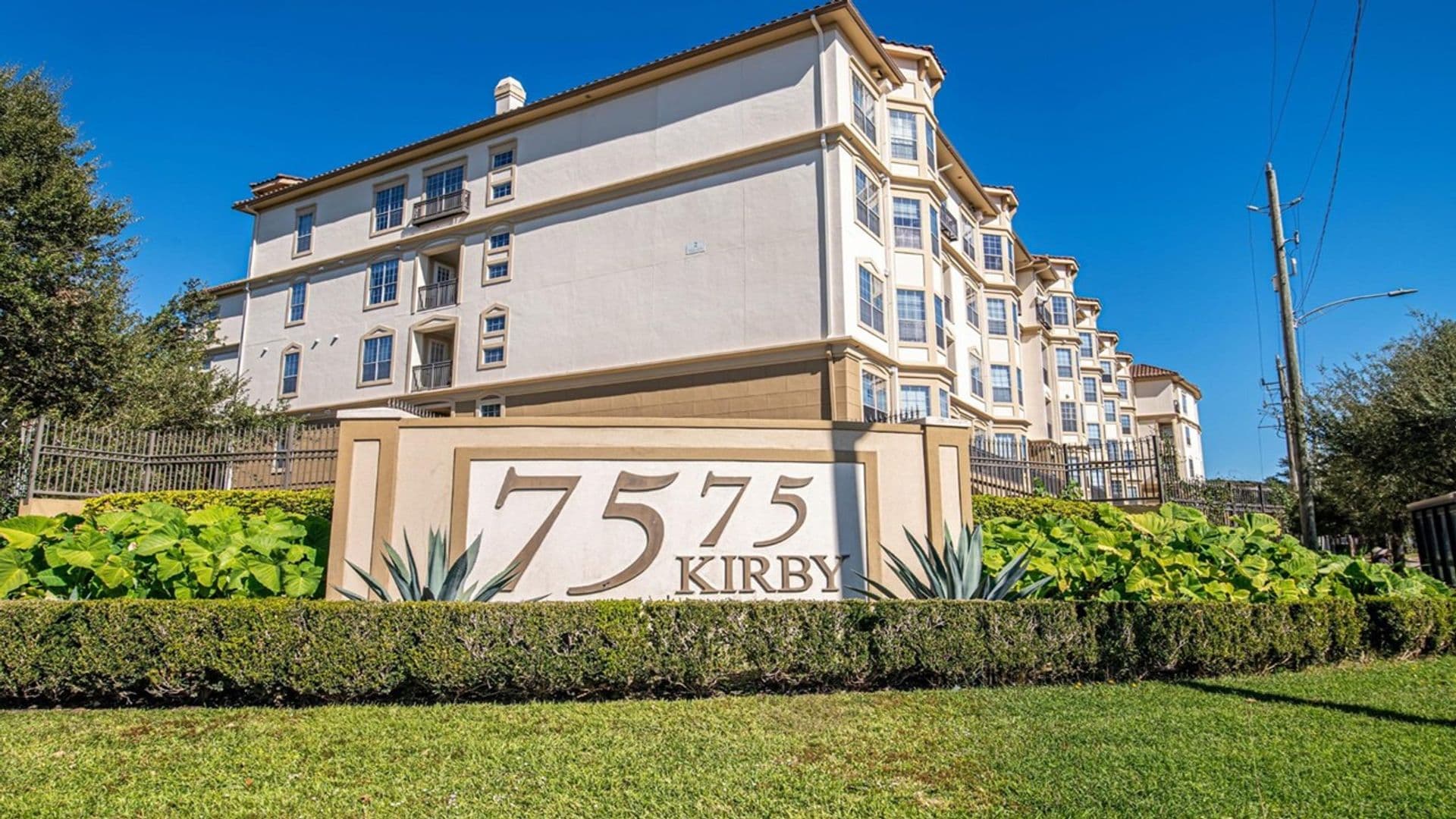 Houston House: 7575 Kirby Drive #2226