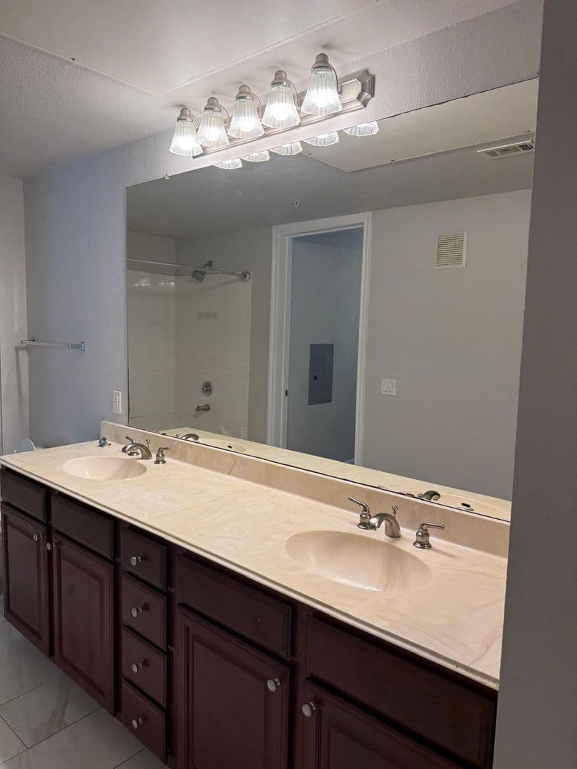 Houston House: 7575 Kirby Drive #2226