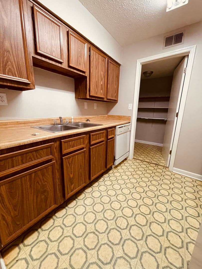 McMinnville Apartment: 314 Oriole Drive
