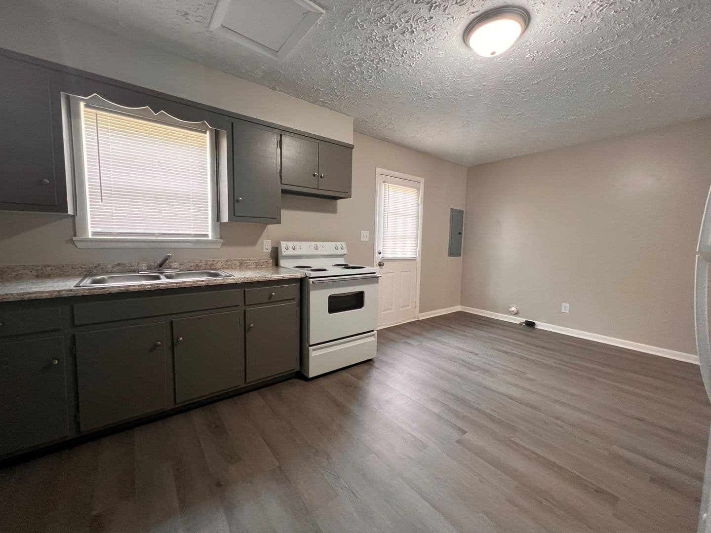 Livingston Apartment: 900 Preston Street - D