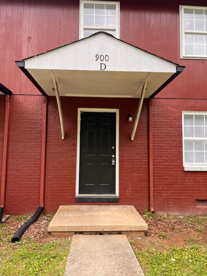 Livingston Apartment: 900 Preston Street - D
