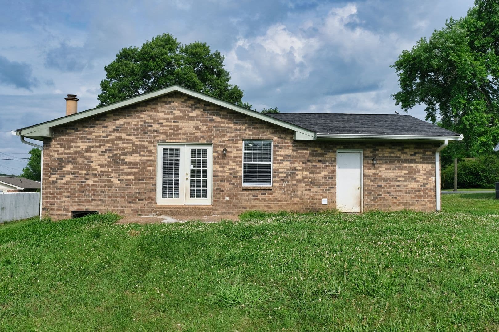 Gallatin House: 104 Walnut Crest Drive
