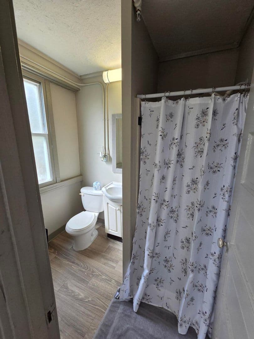 Oak Ridge Apartment: 82 E. Tennessee Ave