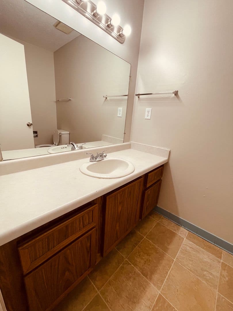 McMinnville Apartment: 314 Oriole Drive