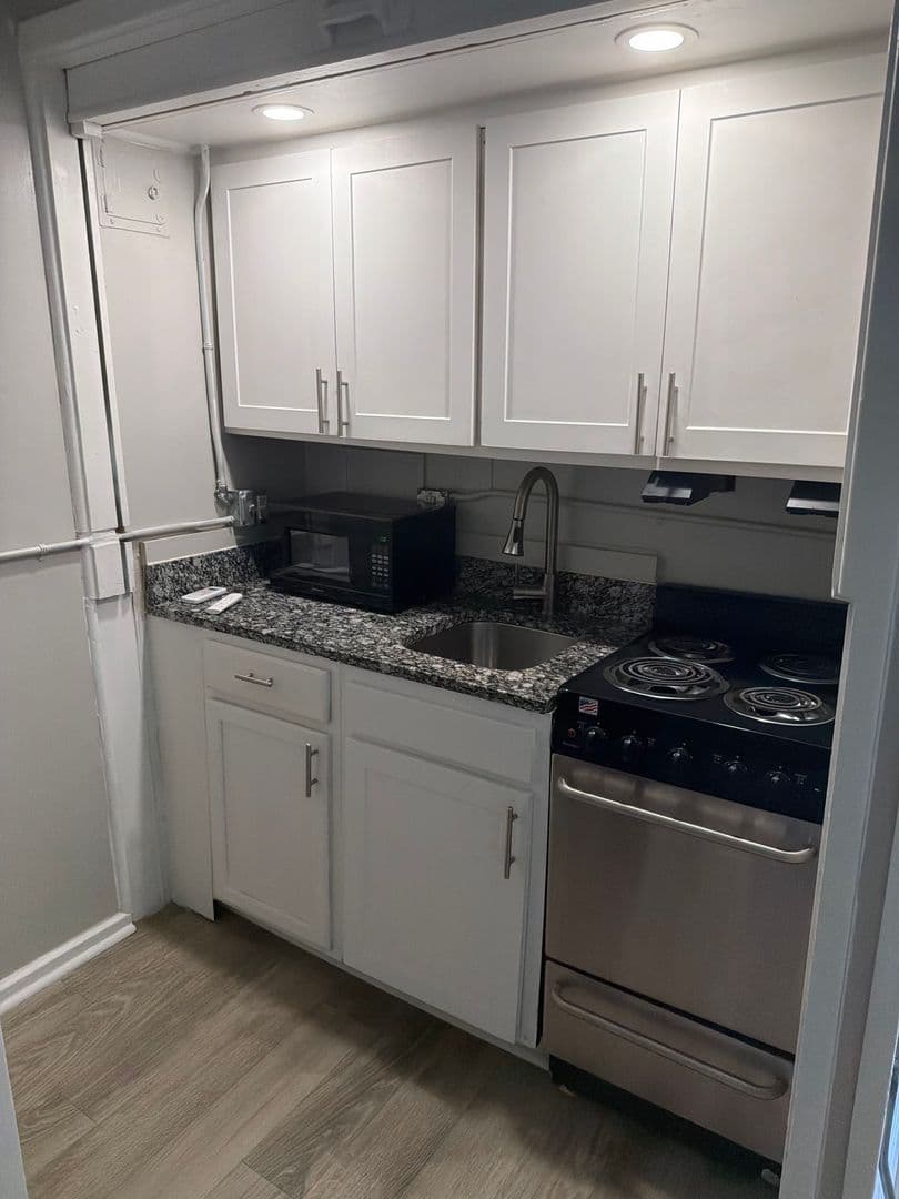 Oak Ridge Apartment: 82 E. Tennessee Ave