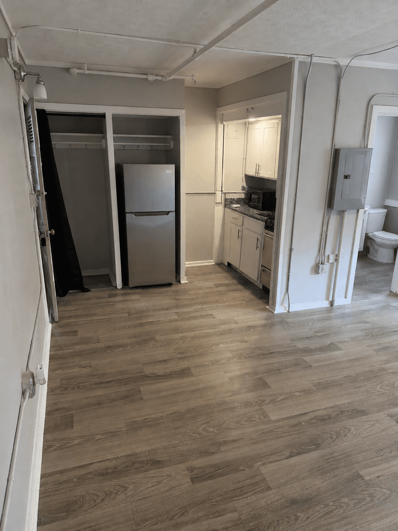 Oak Ridge Apartment: 82 E. Tennessee Ave