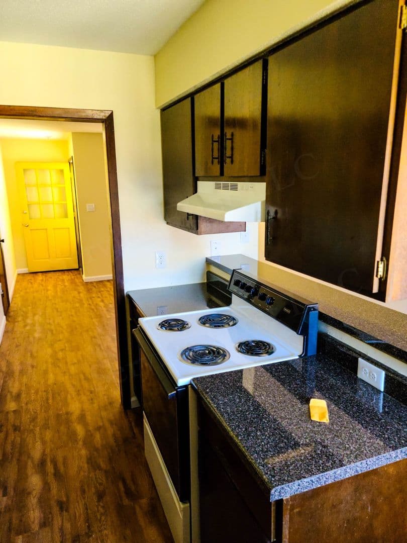 Edna Apartment: 216 W Main