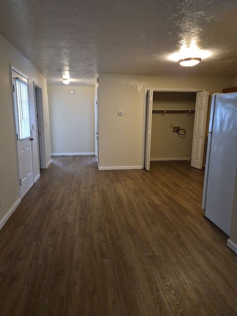 Piggott Apartment: 975 E Margaret St
