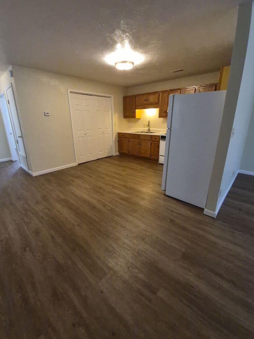 Piggott Apartment: 975 E Margaret St