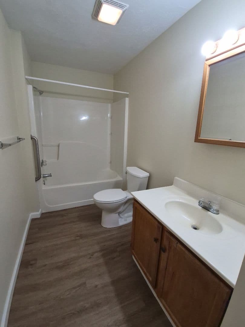 Piggott Apartment: 975 E Margaret St