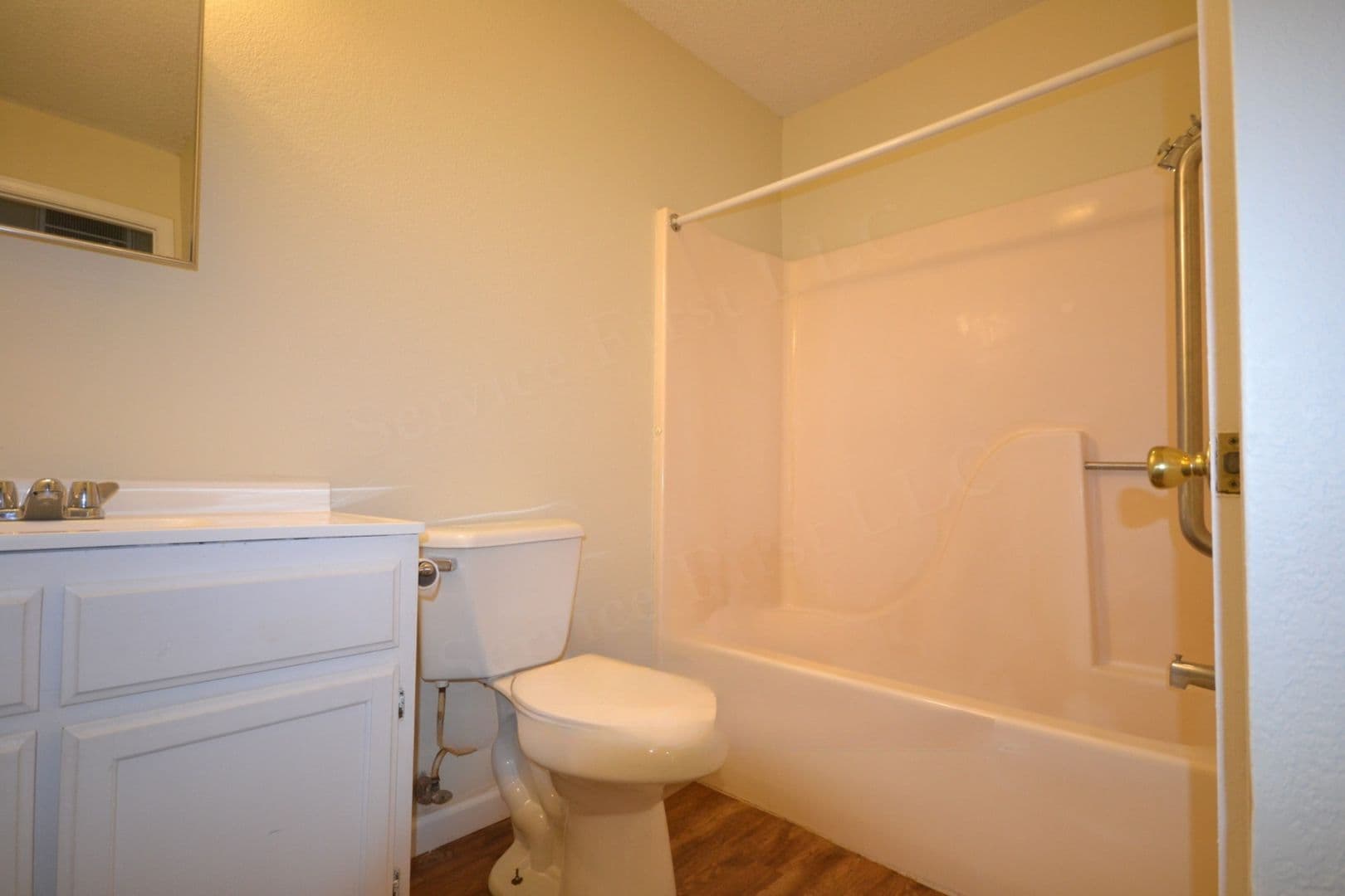 Bolivar Apartment: 915 W College