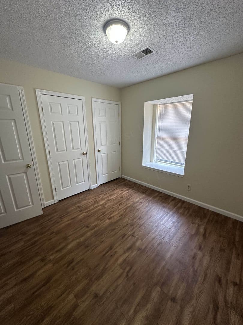 Hollister Apartment: 174-176 Church St