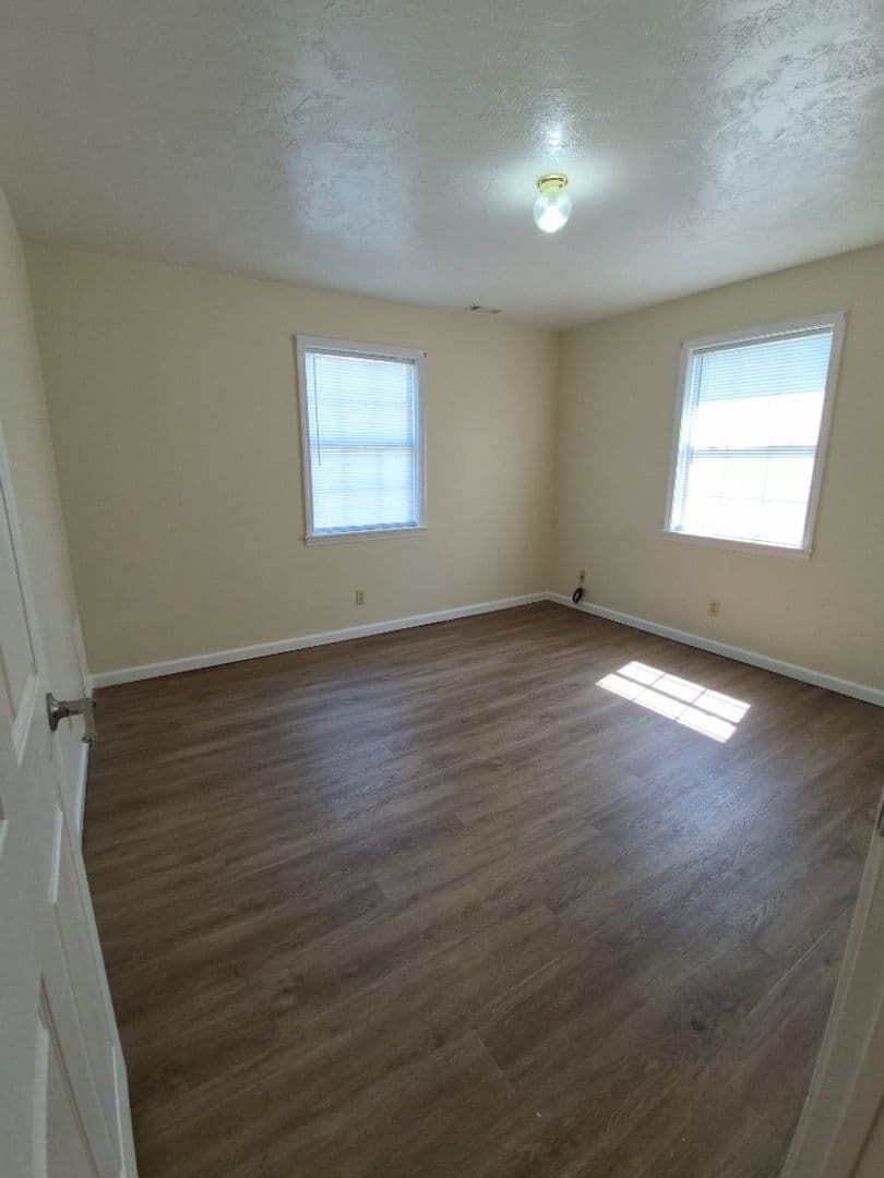 Piggott Apartment: 975 E Margaret St