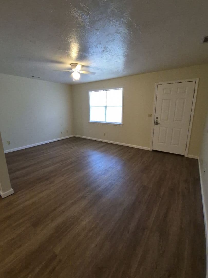 Piggott Apartment: 975 E Margaret St