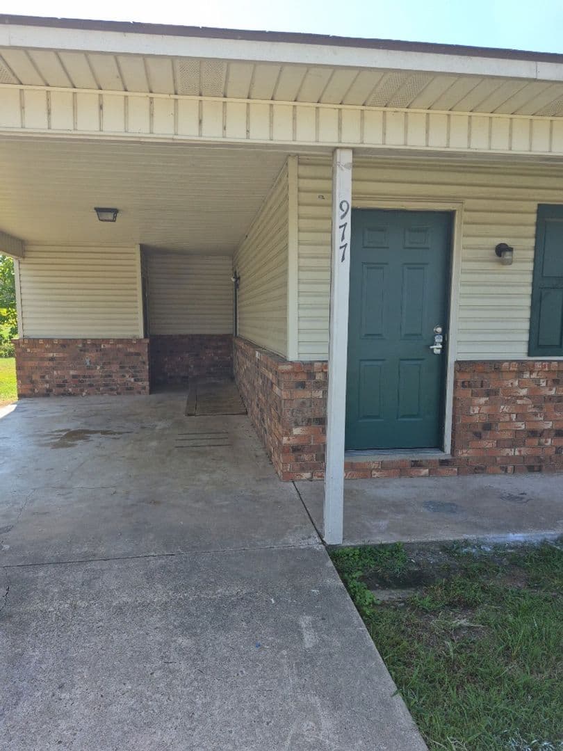 Piggott Apartment: 975 E Margaret St