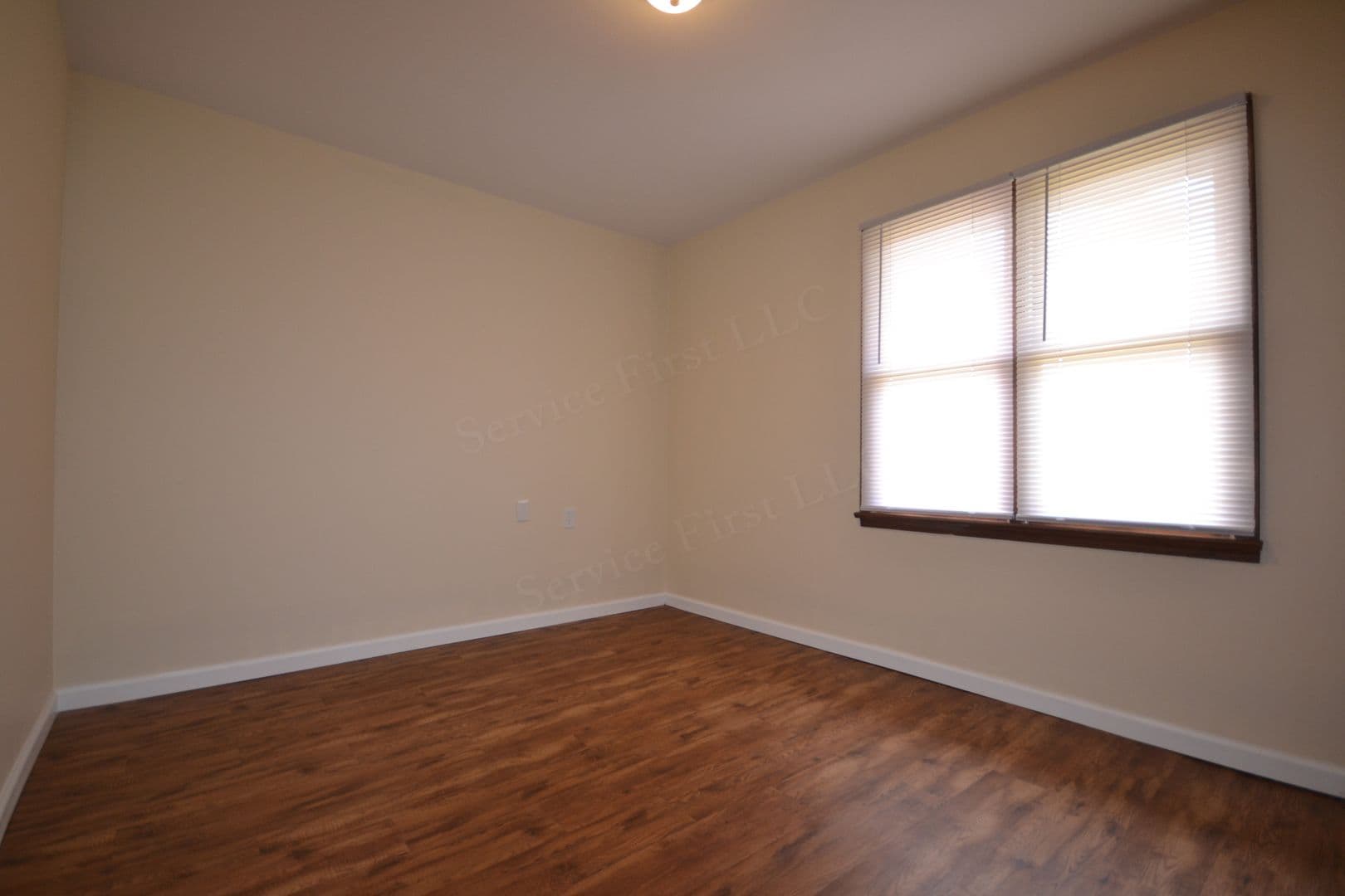 Edna Apartment: 216 W Main