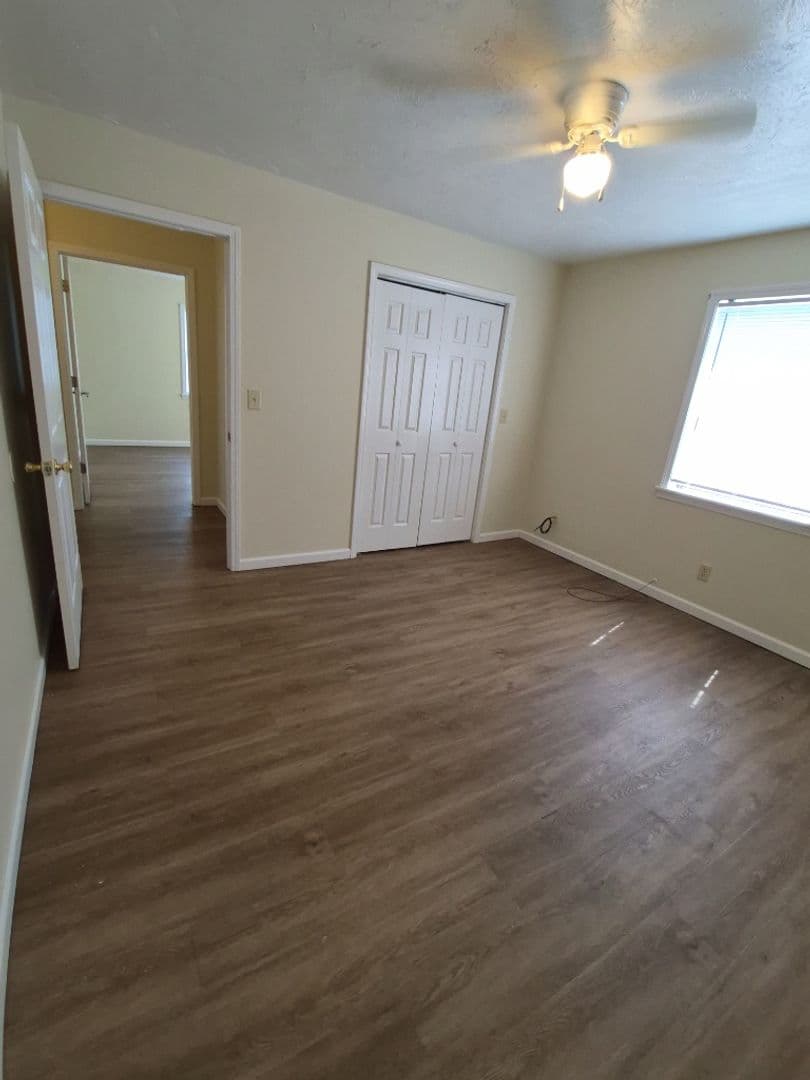 Piggott Apartment: 975 E Margaret St