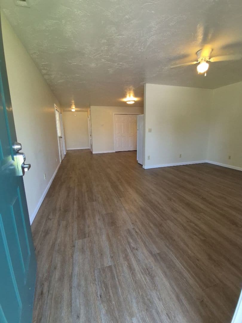 Piggott Apartment: 975 E Margaret St