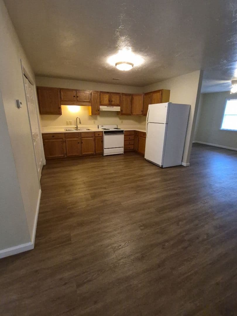 Piggott Apartment: 975 E Margaret St