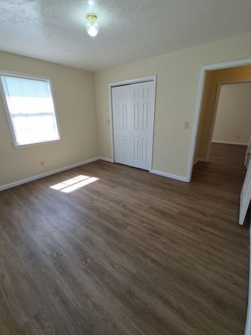 Piggott Apartment: 975 E Margaret St