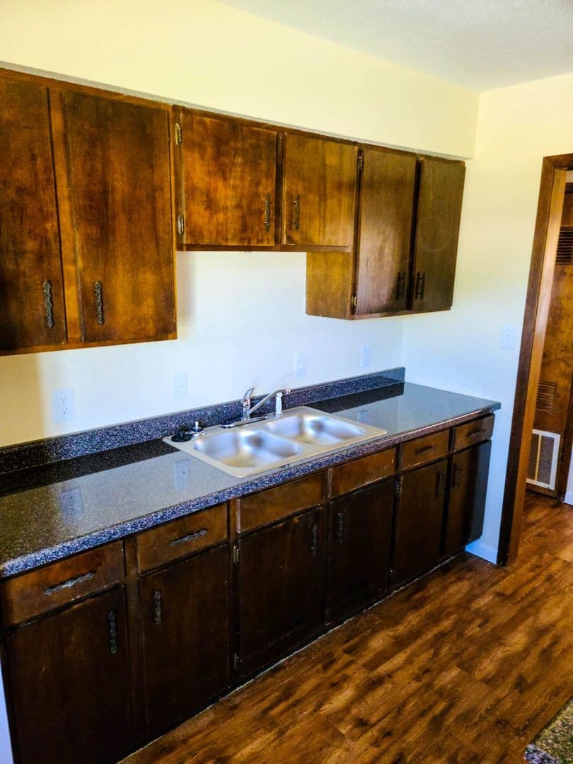 Edna Apartment: 216 W Main