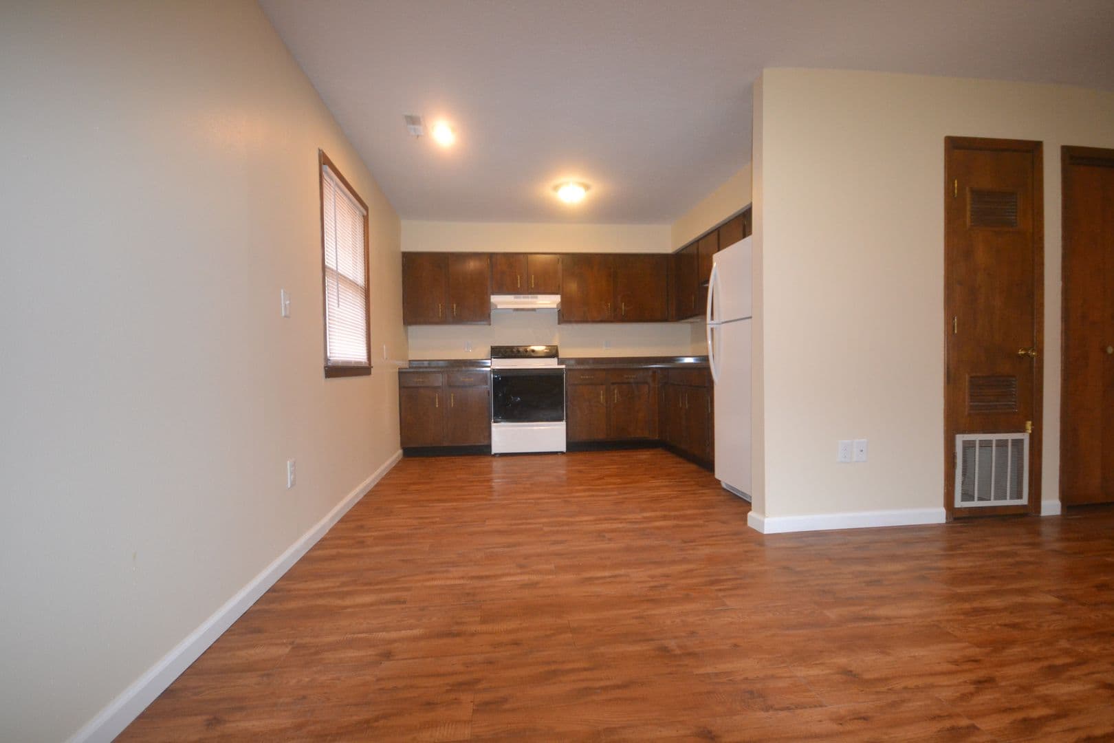 Edna Apartment: 216 W Main